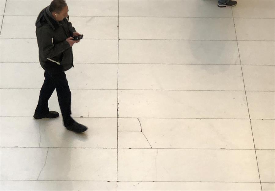 baldosas agrietadas del pavimento central de la estaci&oacute;n del Oculus en Nueva York (3)