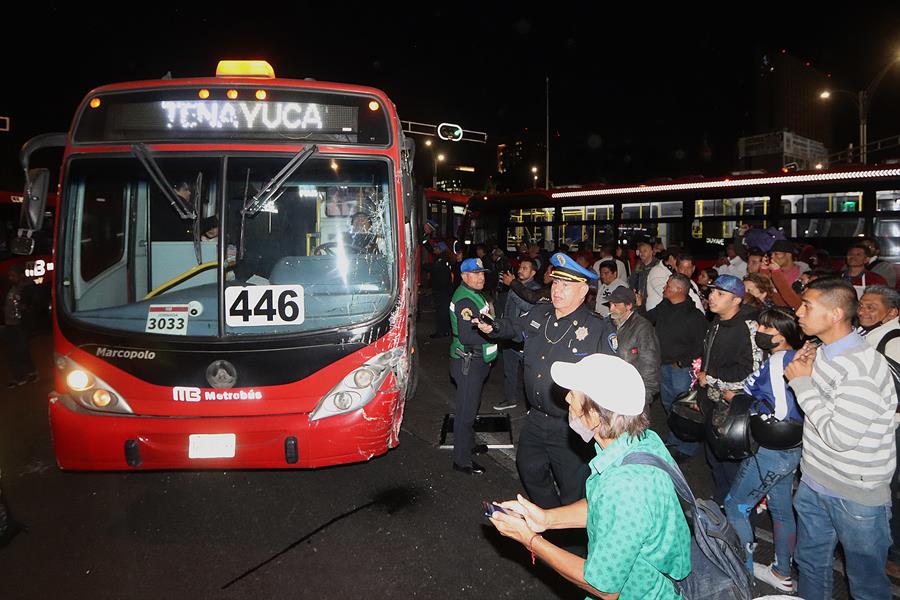choque entre dos unidades del Metrobús hoy, en la Ciudad de México (2) choque entre dos unidades del Metrobús hoy, en la Ciudad de México (2)