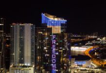 Una gran bandera digital de Ucrania ondea en Miami en apoyo a los ucranianos dificio Paramount Miami Worldcenter (1)
