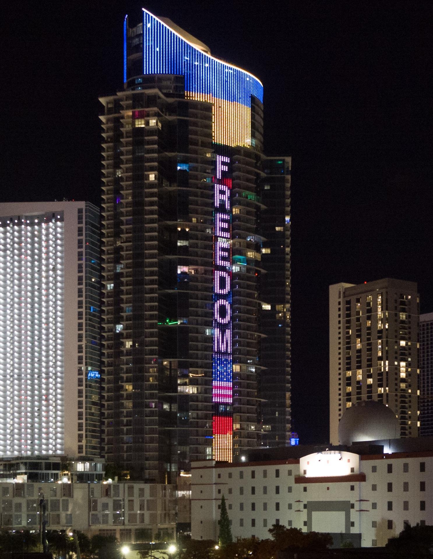 Una gran bandera digital de Ucrania ondea en Miami en apoyo a los ucranianos