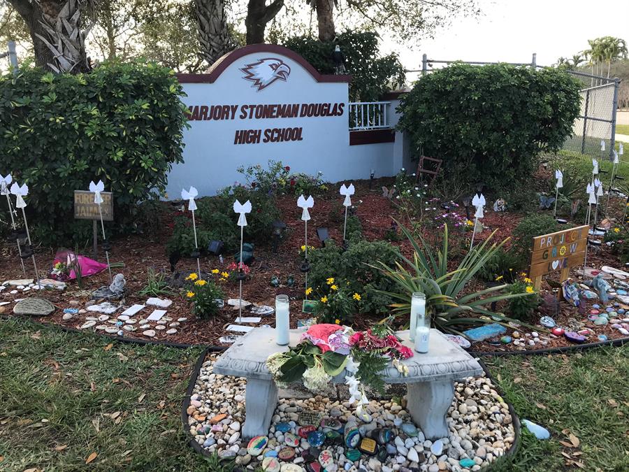 entrada de la escuela secundaria Marjory Stoneman Douglas, en Parkland entrada de la escuela secundaria Marjory Stoneman Douglas, en Parkland