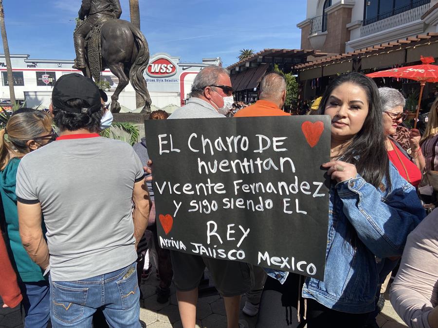 estatua de 3,7 metros de altura del que fuera conocido como el rey de la canci&oacute;n mexicana, Vicente Fern&aacute;ndez (2)