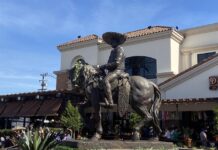 estatua de 3,7 metros de altura del que fuera conocido como el rey de la canción mexicana, Vicente Fernández (3)