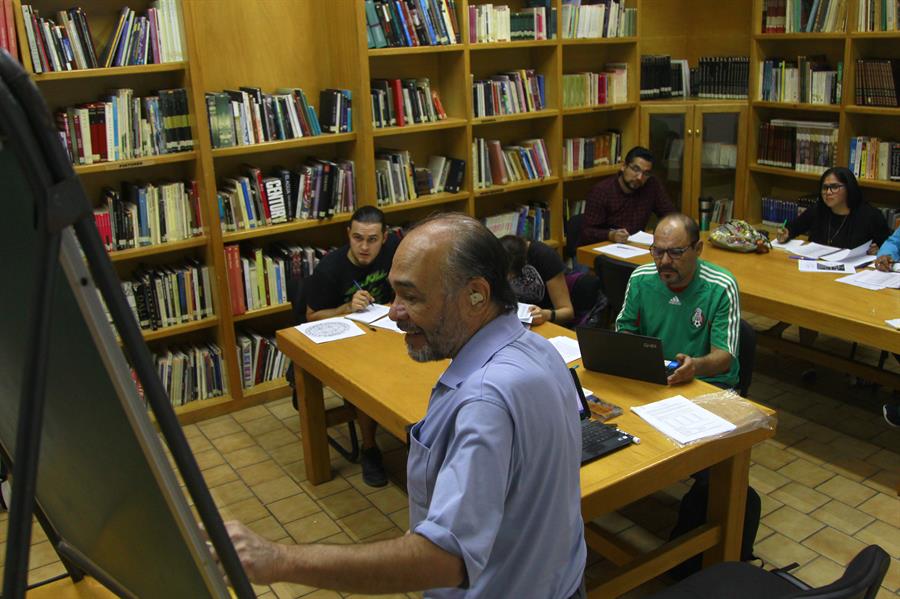 personas asisten a una clase de lenguas ind&iacute;genas (1)