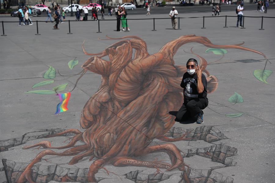 pintura monumental en 3D, hoy, en la explanada del Zócalo de la Ciudad de México (4)
