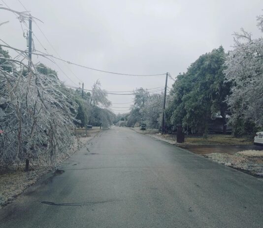 El frío amenaza al noreste de EE.UU. y una tormenta mantiene apagones en Texas tormenta en Texas.