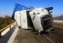 Vientos de más de 120 kilómetros vuelcan tráileres en el sur de México trailer volcado por las fuertes ráfagas de viento