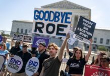 Controversia en Puerto Rico por un proyecto que impondría cárcel por abortar Varios legisladores de la oposición de Puerto Rico calificaron este jueves de "retrógrado" un proyecto de ley, presentado por representantes del gobernante Partido Nuevo Progresista (PNP), que condenaría a hasta 25 años de cárcel a las mujeres que aborten después de la décima semana de gestación.