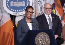 Nueva York busca apoyo del sector privado para dar asistencia a inmigrantes El Consejo de Nueva York, de mayoría demócrata, anunció hoy la iniciativa "Bienvenido Nueva York" con la una asignación de 2,2 millones de dólares en alianza con el sector privado para ayudar a que organizaciones comunitarias continúen brindando servicios a los inmigrantes que desde el año pasado están llegando a la ciudad, en un número superior a las 47.000 personas.