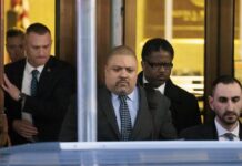 Fiscal Bragg dice que está coordinado con equipo de Trump para "su entrega" Alvin Bragg