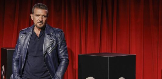 El español Antonio Banderas participa en la producción de una versión en castellano de "El fantasma de la ópera", a través de la empresa con la que adapta al público hispano trabajos del músico británico Andrew Lloyd Weber.