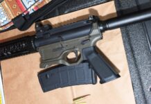 Policía arresta a dos jóvenes armados cerca al Capitolio Agentes de policía en Washington arrestaron cerca al Capitolio a dos jóvenes que cargaban dos armas de fuego, una de ellas similar a un fusil de asalto, informaron este viernes las autoridades.