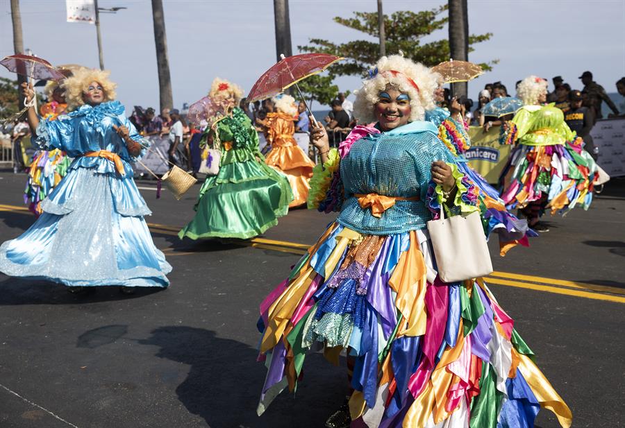 Artistas participan hoy, en el carnaval dominicano, en Santo Domingo (3)