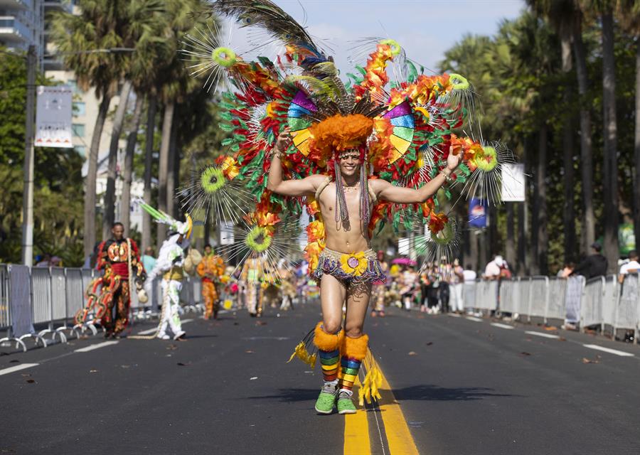 Artistas participan hoy, en el carnaval dominicano, en Santo Domingo (3)
