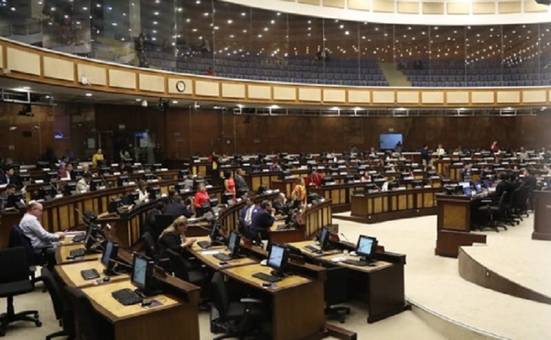 Asamblea Nacional de Ecuador.Captura La Asamblea Nacional de Ecuador aprobó este sábado el Informe de una Comisión, que investiga supuestos actos de corrupción que involucran a un círculo cercano al gobernante Guillermo Lasso, y que recomendó el enjuiciamiento político de censura al mandatario.