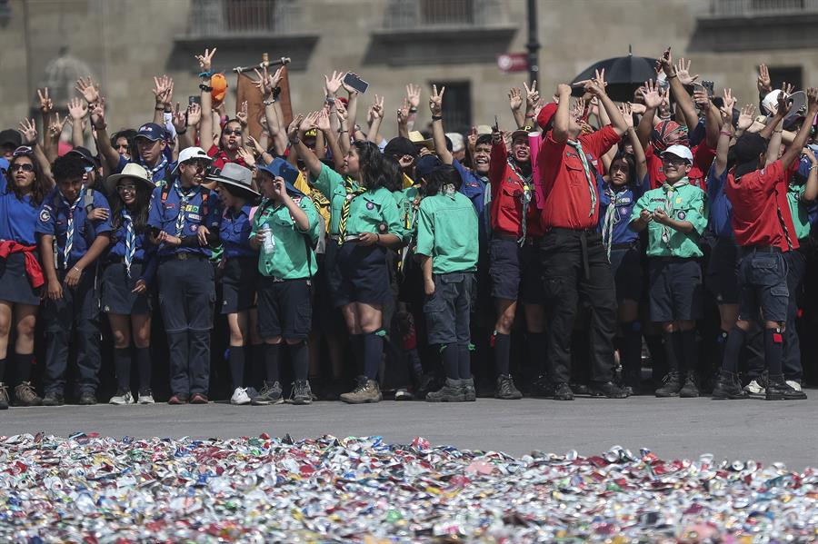 Asociaciones de Scauts celebran el termino de la flor de lis más grande del mundo, formada con más de un millón de latas de aluminio (1)