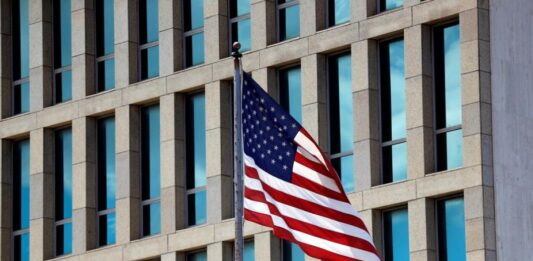 El Gobierno de Joe Biden en Estados Unidos descartó este jueves retirar por ahora a Cuba de la lista de países patrocinadores del terrorismo a la que fue metida por la anterior Administración del presidente Donald Trump (2017-2021).