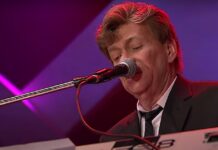 El cantante estadounidense Bobby Caldwell, conocido por su voz conmovedora y versátil, murió ayer, martes, en su casa de Nueva Jersey, a los 71 años, informó este miércoles su esposa Mary a través de la cuenta del artista en Twitter.