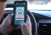 Congresistas urgen al gobierno arreglar la app digital para el asilo Treinta y cinco legisladores demócratas reclamaron este martes al Gobierno del presidente Joe Biden por una solución a los problemas que encuentran en una herramienta digital de la Patrulla Fronteriza (CBP) que, según ellos, obstruye el trámite debido de las solicitudes de asilo.