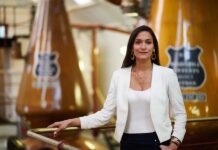 Una latina con marca de whisky propia ayuda a diversificar un mundo masculino Carin Luna-Ostaseski,