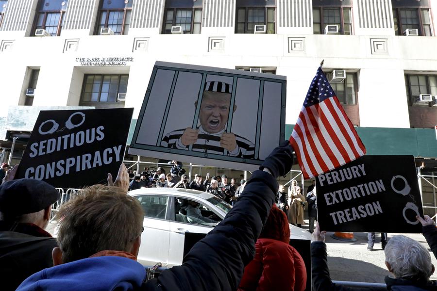 Caso Trump El gran jurado que estudia si se abre un caso contra el expresidente estadounidense Donald Trump por el pago a una actriz porno Stormy Daniels a cambio de su silencio sobre una relación sexual no va a tratar el caso esta semana, y tal vez ni siquiera en la próxima.