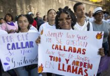 Mujeres dominicanas exigen despenalizar aborto y advierten de costo político Centenares de mujeres dominicanas exigieron este sábado la despenalización del aborto (1)