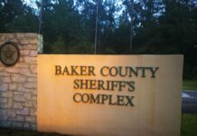 Activistas piden el cierre de centro de detención "inhumano" en Florida Varias organizaciones a favor de los derechos de los inmigrantes pidieron este jueves el cierre del Centro de Detención de Baker (Baker County Facility), en Florida, como parte de una campaña que comenzó el año pasado a raíz de denuncias de "violencia física" e incluso un caso de violación a una mujer.