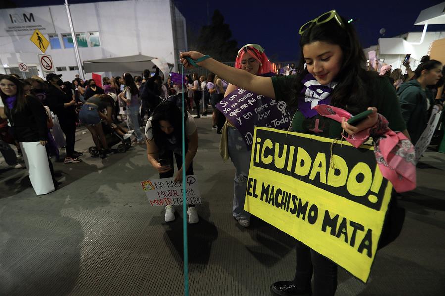 Cientos de mujeres participan en una marcha con motivo del D&iacute;a Internacional de la Muje (1)