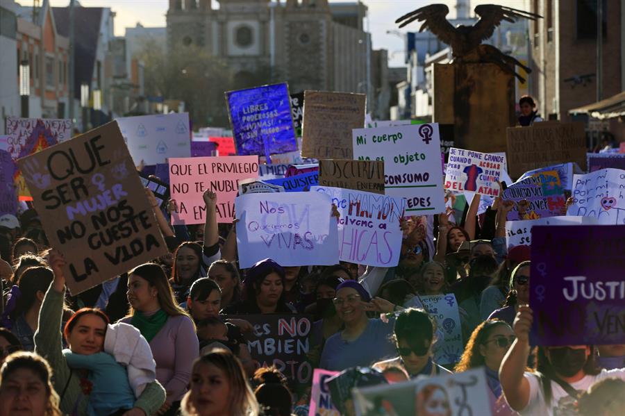 Cientos de mujeres participan en una marcha con motivo del D&iacute;a Internacional de la Muje (2)