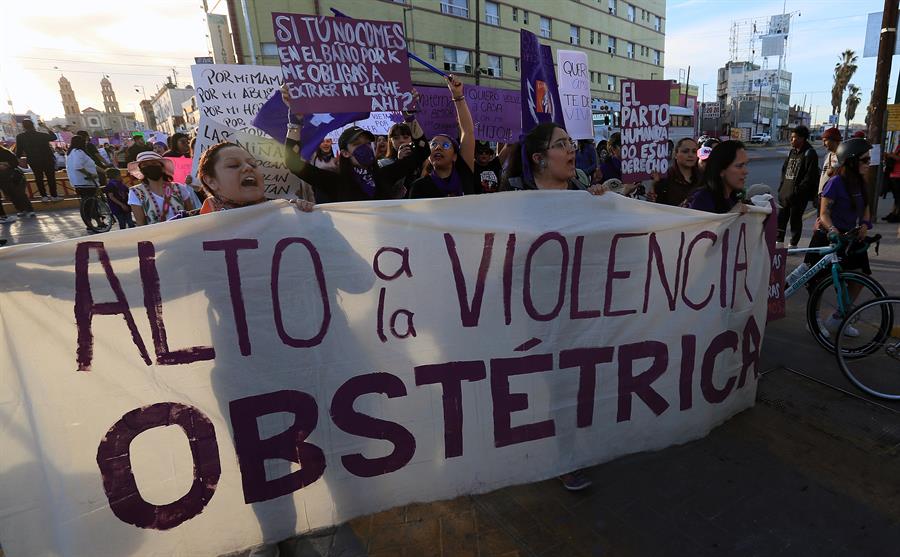 Cientos de mujeres participan en una marcha con motivo del D&iacute;a Internacional de la Muje (4)