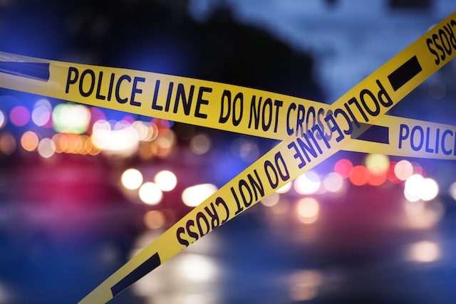 Cinta amarilla 3 Un intercambio de disparos ocurrido la noche del viernes en una concurrida calle de Miami Beach dejó a una persona muerta y a otra gravemente herida, informó la Policía local.