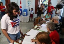La participación en Cuba baja 4 puntos con respecto a 2018 tras 4 horas Ciudadanos votan hoy en un colegio electoral de La Habana (3)