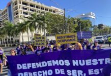 Decenas de mujeres bloquean zona bancaria de San Juan por el 8M Colectiva Feminista en Construcción.