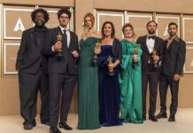 Daniel Roher, Odessa Rae, Diane Becker, Melanie Miller y Shane Boris (de izquierda a derecha) posan con su premio Oscar a la mejor película documental con Navalny