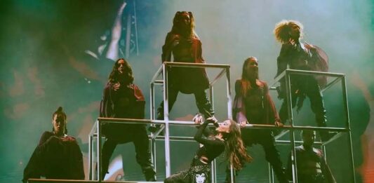 Danna Paola beso a una de sus bailarinas en pleno concierto.