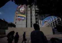Los 10 cambios de Venezuela en una década sin Chávez, en claves El 5 de marzo de 2013, la llamada revolución bolivariana perdió a su fundador, Hugo Chávez, quien falleció aquella tarde, tras 13 años, un mes y tres días como presidente de Venezuela. La muerte del líder socialista acarreó otras pérdidas que la nación ha ido asumiendo en la última década.