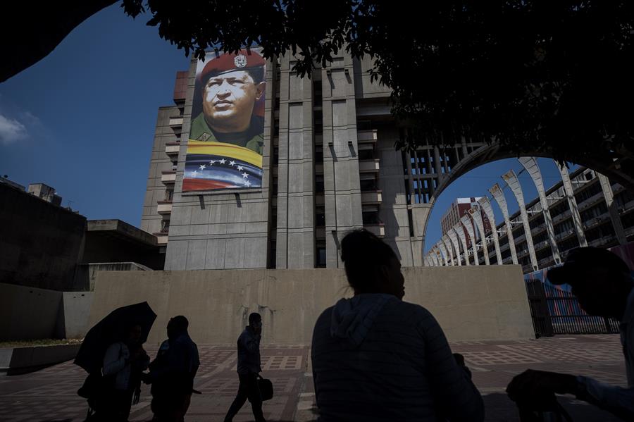 Década sin Chávez 1 El 5 de marzo de 2013, la llamada revolución bolivariana perdió a su fundador, Hugo Chávez, quien falleció aquella tarde, tras 13 años, un mes y tres días como presidente de Venezuela. La muerte del líder socialista acarreó otras pérdidas que la nación ha ido asumiendo en la última década.