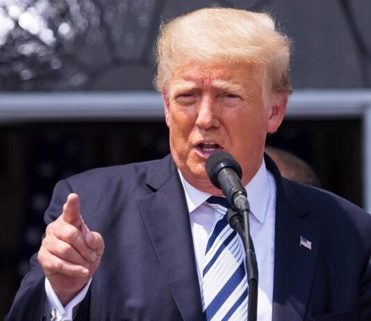 El expresidente estadounidense Donald Trump anunció este viernes su vuelta a la red social Facebook, el mismo día en que Youtube anunció también que levantaba sus restricciones contra el magnate.