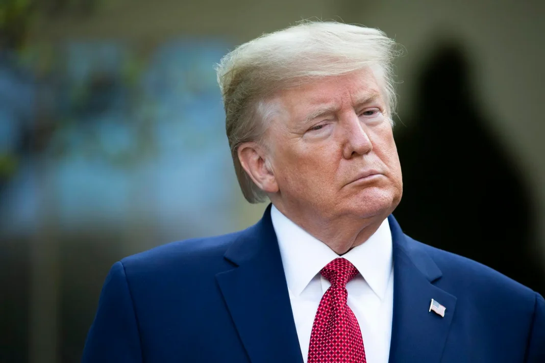 El Tribunal Penal de Manhattan amaneció este martes rodeado de medios locales e internacionales que están a la espera de obtener más detalles sobre la investigación de la Fiscalía de Manhattan por supuestos pagos del expresidente Donald Trump (2017-2021) a la actriz porno Stormy Daniels, y con protestas de pequeños grupos a favor y en contras del republicano.