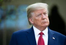 Expectación en Nueva York ante la posible acusación contra Donald Trump El Tribunal Penal de Manhattan amaneció este martes rodeado de medios locales e internacionales que están a la espera de obtener más detalles sobre la investigación de la Fiscalía de Manhattan por supuestos pagos del expresidente Donald Trump (2017-2021) a la actriz porno Stormy Daniels, y con protestas de pequeños grupos a favor y en contras del republicano.