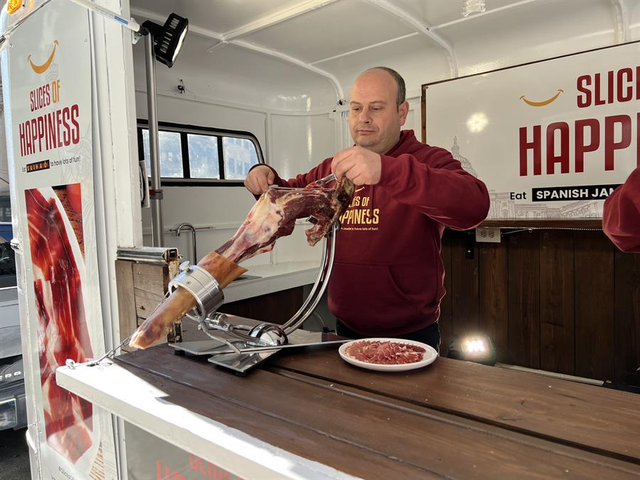 Dos personas cortan hoy jam&oacute;n ib&eacute;rico en el cami&oacute;n de la felicidad (1)