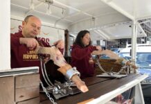 Las dos patronales del jamón español se unen para "vender felicidad" en EE.UU. Dos personas cortan hoy jamón ibérico en el camión de la felicidad (2)