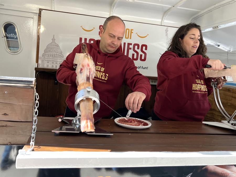 Dos personas cortan hoy jam&oacute;n ib&eacute;rico en el cami&oacute;n de la felicidad (3)