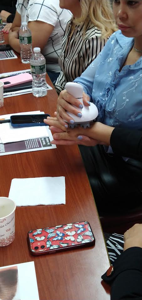 Las participantes del networking organizado para las mujeres empresarias por DACHAMBER, tuvieron la oportunidad de conocer detalles sobre nuevos implementos para el cuidado del cuero cabelludo.
