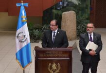 Guatemala confirma muerte de 28 migrantes durante incendio en México El canciller guatemalteco, Mario Bucaro