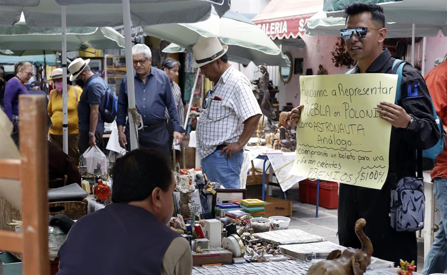 El estudiante mexicano Omar Saldaña Penetro camina por las calles en busca de ayuda (2)