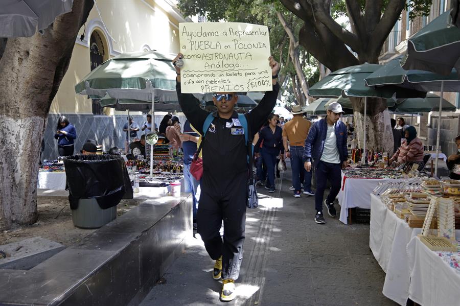 El estudiante mexicano Omar Saldaña Penetro camina por las calles en busca de ayuda (3)
