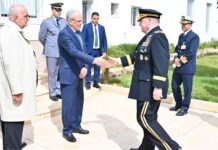 El jefe del Estado Mayor de EE.UU. visita Marruecos, un "socio y gran aliado" El jefe del Estado Mayor Conjunto de Estados Unidos, el general Mark Milley (c), visitó este domingo Rabat (1)