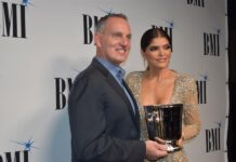 El presidente de BMI, Mike O´Neill junto a la artista Ana Bárbara