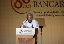 López Obrador pide a banqueros generar beneficios legítimos y razonables